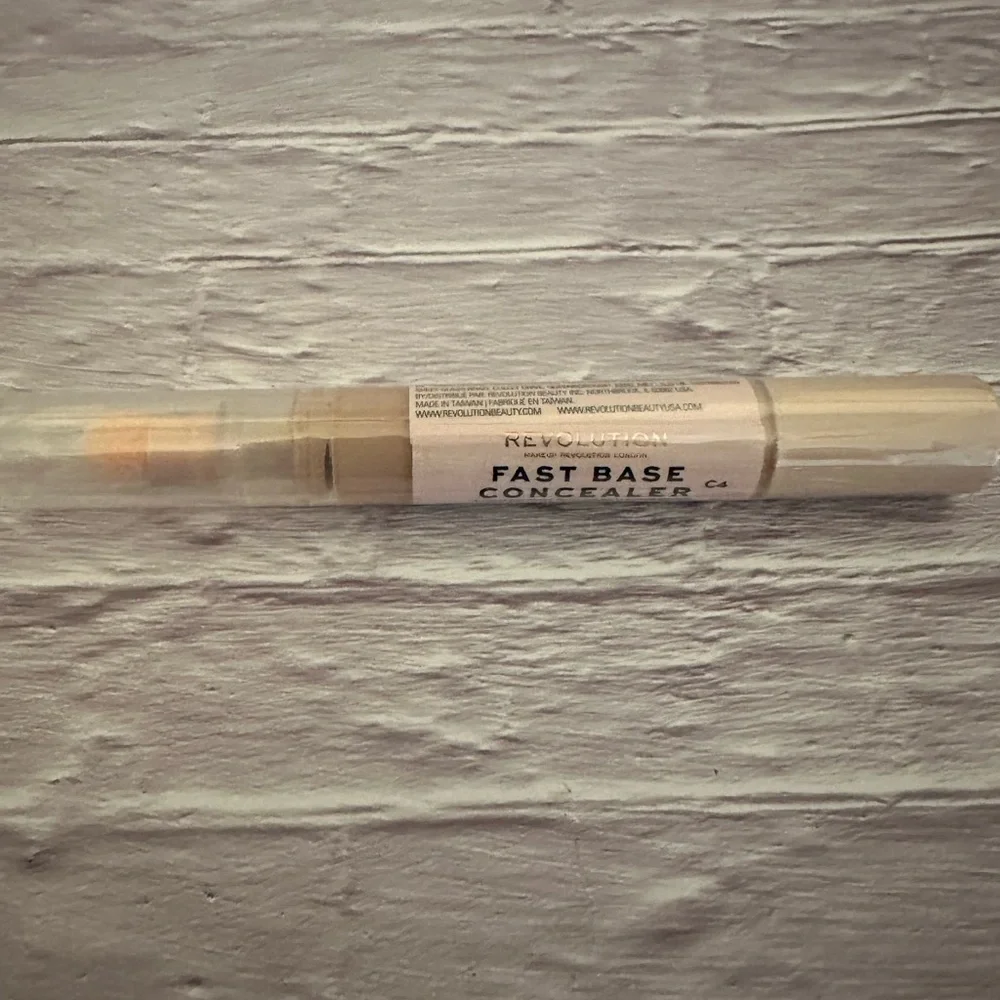 Revolution‎ Fast Base Concealer shade C4